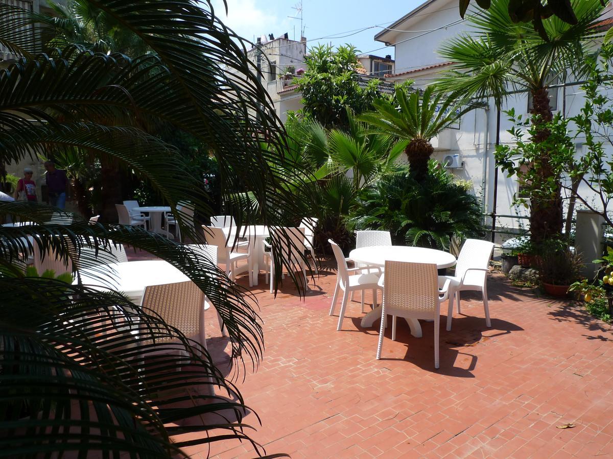 Hotel Alexander Санта Доменика Екстериор снимка